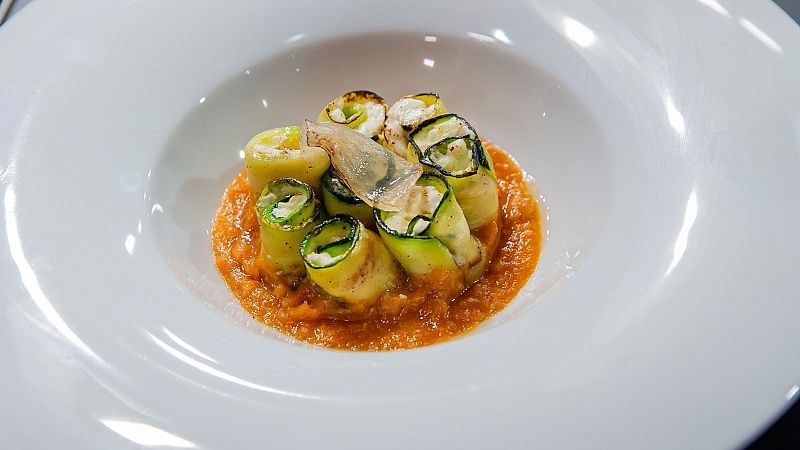 Receta de rollitos de calabacn con queso y salsa de tomate de Ariana en MasterChef 12+1