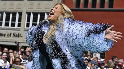 Los 'looks' y vestidos ms espectaculares de la Alfombra Turquesa en Eurovisin 2025