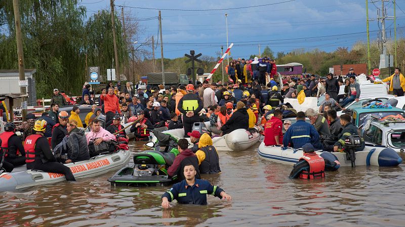 Las fuertes inundaciones que sacuden la provincia de Buenos Aires obligan a evacuar a más de 4.000 personas