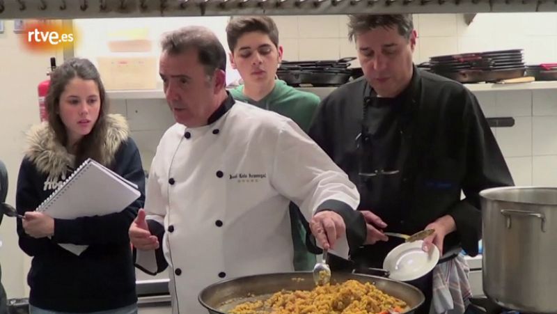 Formacin de los aspirantes de MasterChef. Clase sobre paella